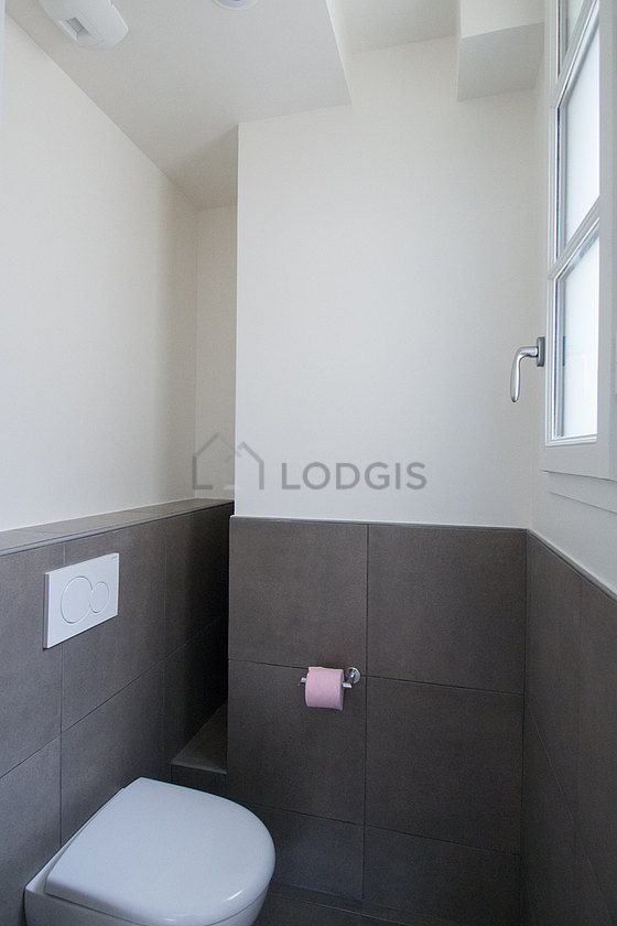 Toilettes indépendantes de la salle d'eau