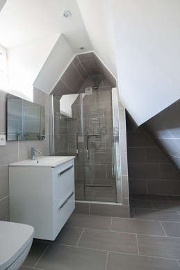 Pleasant and bright bathroom with double-glazed windows and with tilefloor