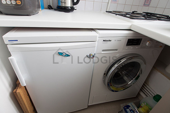 Cuisine équipée de lave linge, réfrigerateur, vaisselle