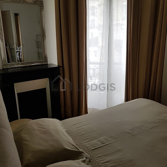 Bedroom of 10m² with wooden floor