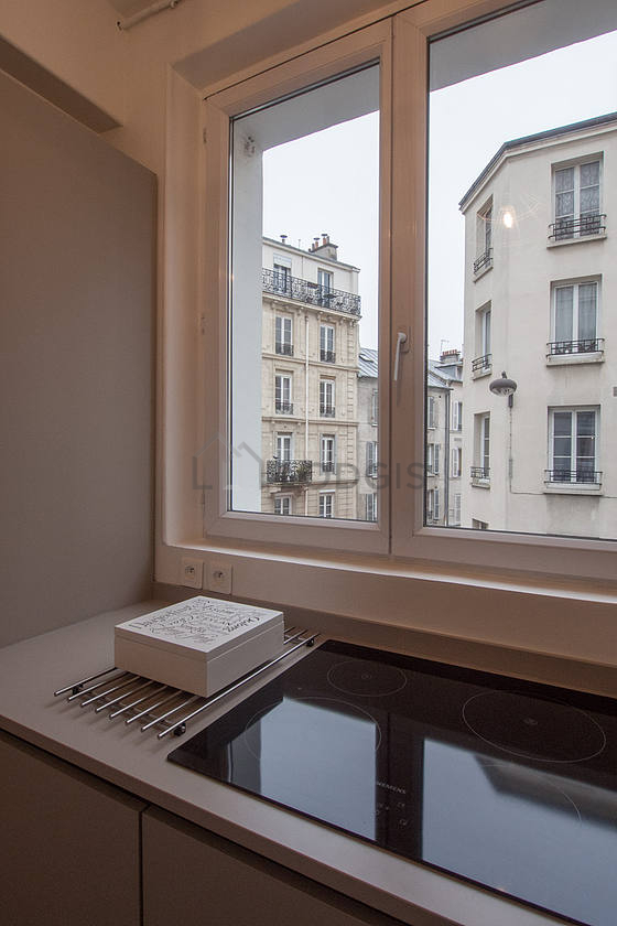 Cuisine équipée de lave linge, réfrigerateur, freezer, vaisselle