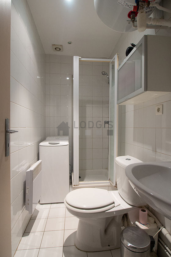 Salle de bain avec du carrelage au sol