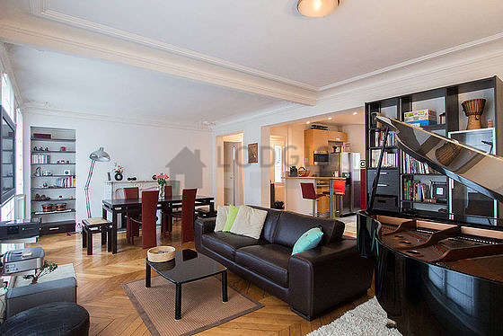 Great, quiet and bright sitting room of an apartmentin Paris
