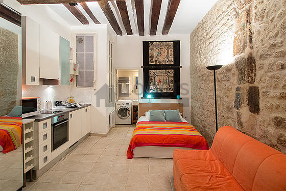 Large living room of 20m² with tile floor
