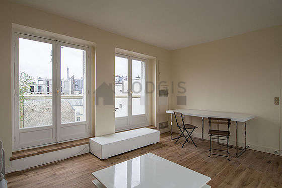 Large living room of 20m² with woodenfloor