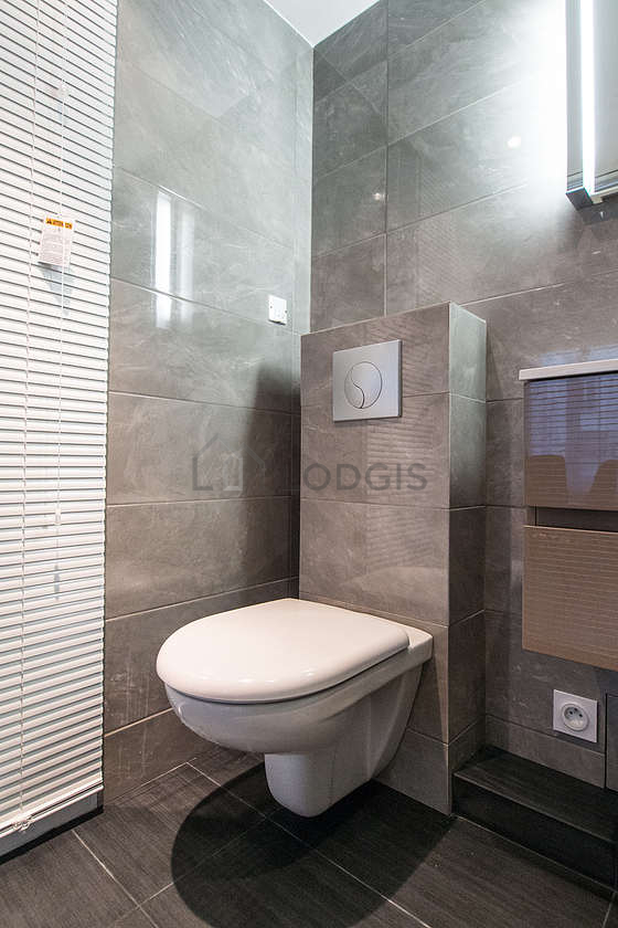 Salle de bain équipée de serviettes de bain