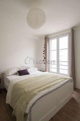 Bedroom with linoleumfloor