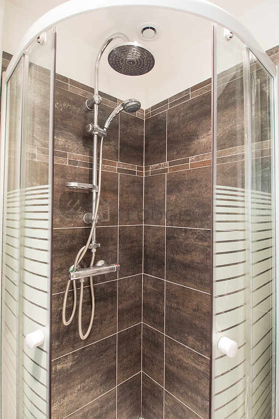Belle salle de bain claire avec du carrelage au sol