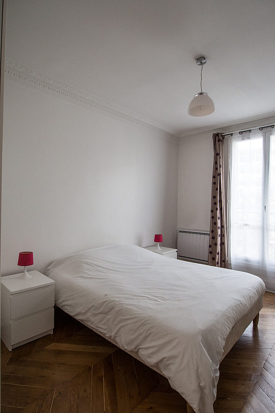 Chambre avec fenêtres double vitrage donnant sur rue