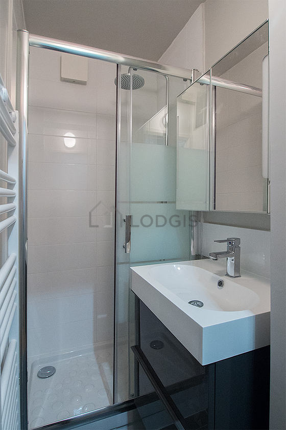 Salle de bain avec du carrelage au sol