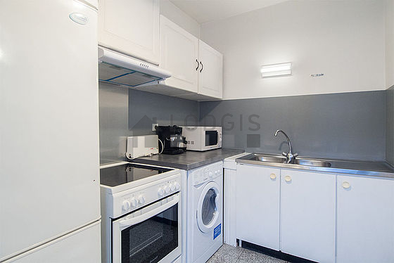 Cuisine équipée de lave linge, sèche linge, réfrigerateur, hotte