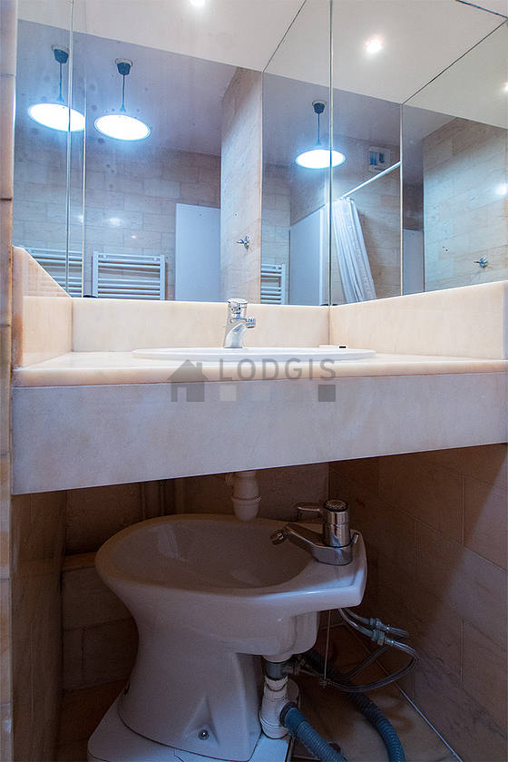 Salle de bain équipée de serviettes de bain