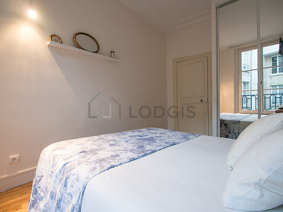 Quiet bedroom for 2 persons equipped with 1 bed(s) of 160cm