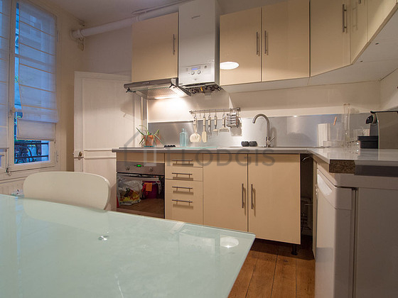 Cuisine dînatoire pour 4 personne(s) équipée de lave linge, réfrigerateur, hotte, vaisselle