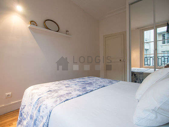 Quiet bedroom for 2 persons equipped with 1 bed(s) of 160cm