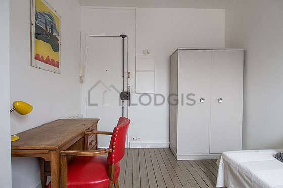 Quiet and bright sitting room of an apartmentin Paris
