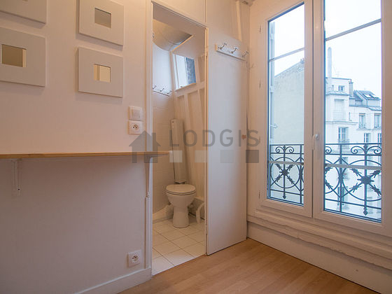 Cuisine dînatoire pour 2 personne(s) équipée de plaques de cuisson, réfrigerateur, freezer, vaisselle