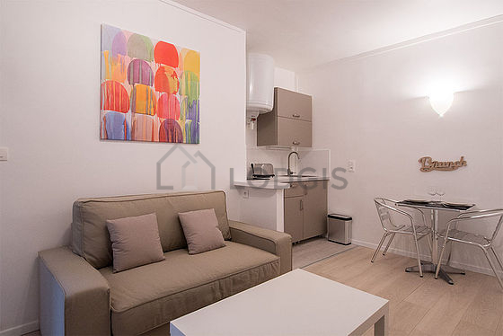 Séjour calme équipé de 1 canapé(s) lit(s) de 140cm, télé, placard, 2 chaise(s)