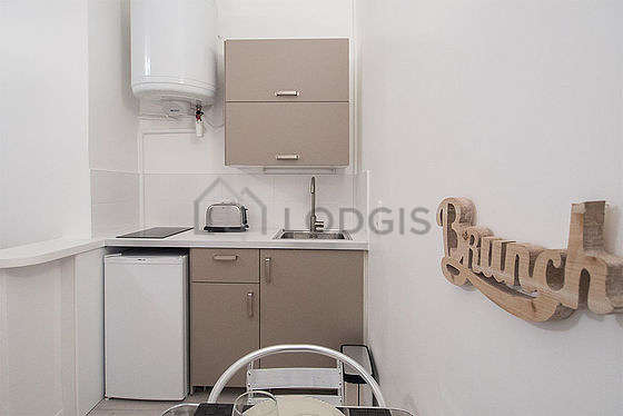 Kitchen equipped with hob, refrigerator, freezer, crockery