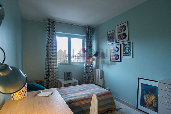 Chambre avec fenêtres double vitrage donnant sur rue