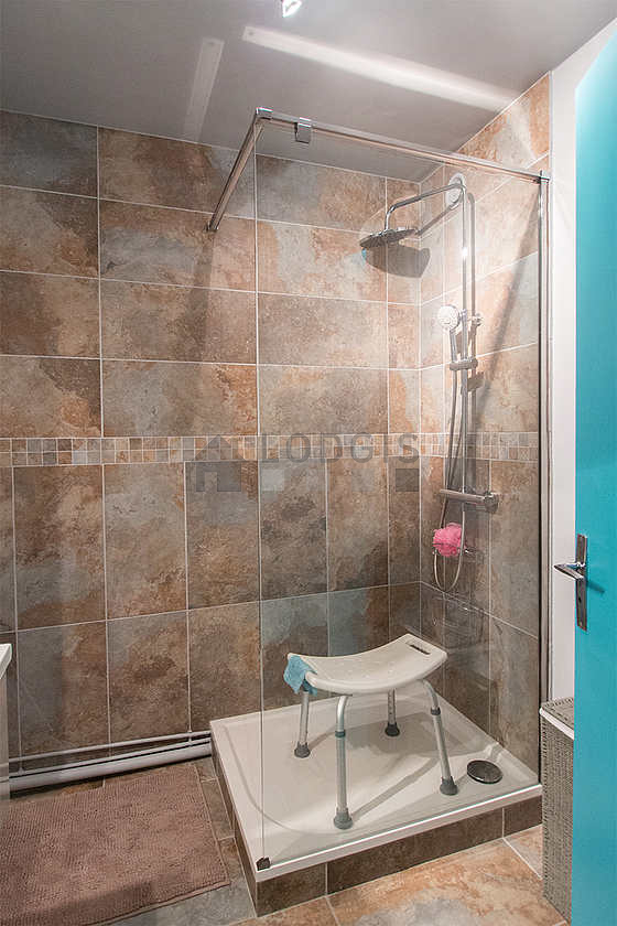 Salle de bain équipée de serviettes de bain