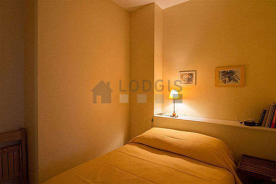 Bedroom of 9m² with woodenfloor