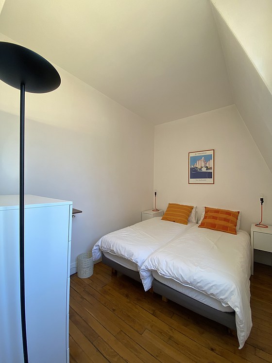 Chambre lumineuse équipée de penderie, placard, table de chevet