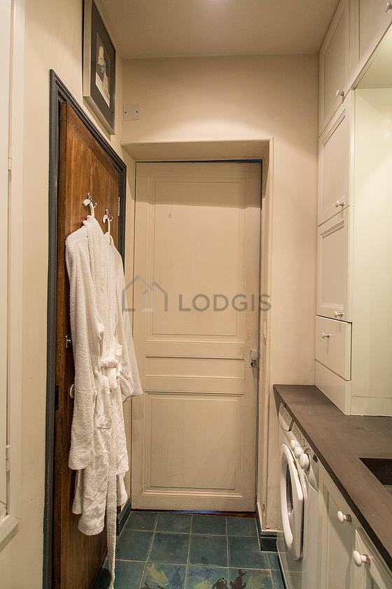 Bathroom with double-glazed windows and with tile floor