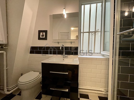 Belle salle de bain avec fenêtres double vitrage et du carrelage au sol