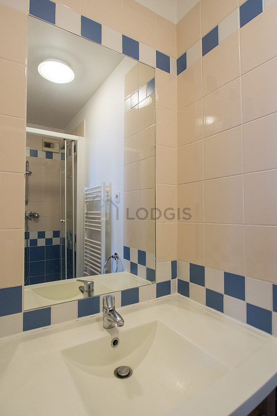 Bathroom equipped with bath towels