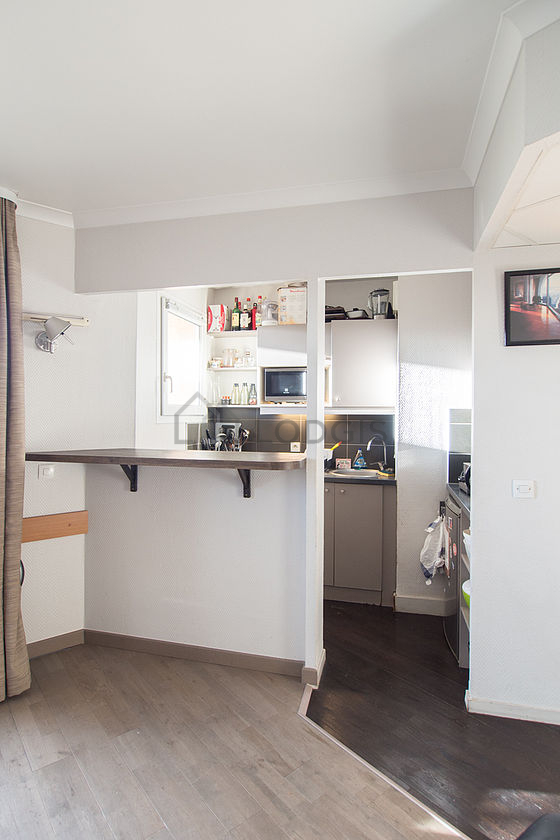 Belle cuisine de 3m² avec du parquet au sol