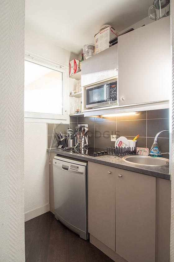 Cuisine équipée de lave vaisselle, plaques de cuisson, réfrigerateur, freezer