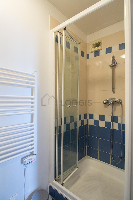 Belle salle de bain avec du carrelage au sol