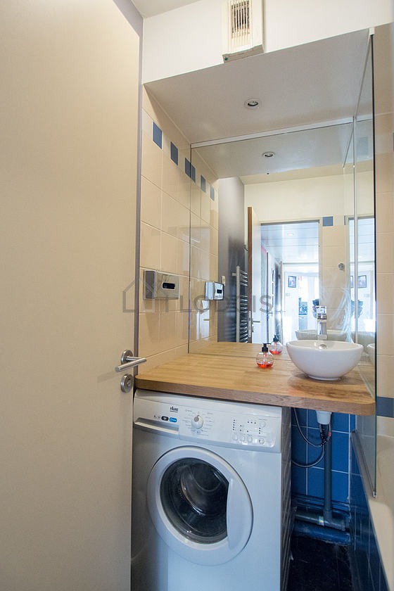 Belle salle de bain avec du carrelage au sol