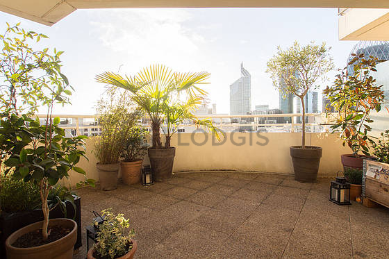 Terrasse très calme et très lumineuse avec du dallage au sol