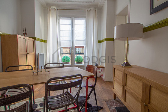 Salle à manger avec fenêtres double vitrage donnant sur rue
