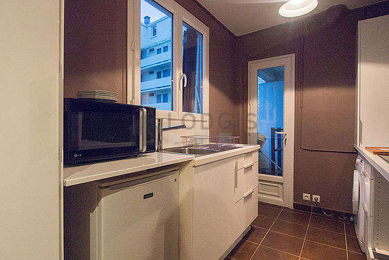 Kitchen of 4m² with tilefloor
