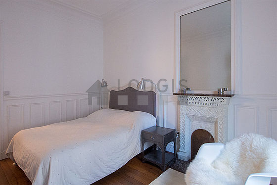 Chambre lumineuse équipée de télé, 1 fauteuil(s), table de chevet