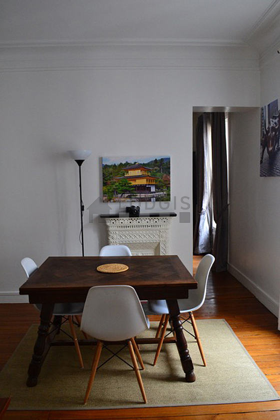 Salon avec du parquet au sol