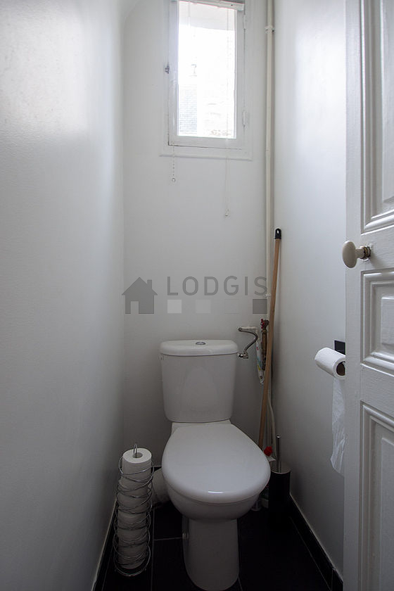 Toilettes indépendantes de la salle d'eau