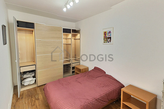 Chambre avec du parquet au sol