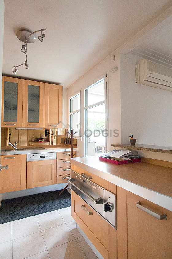 Cuisine équipée de lave linge, réfrigerateur, hotte, vaisselle