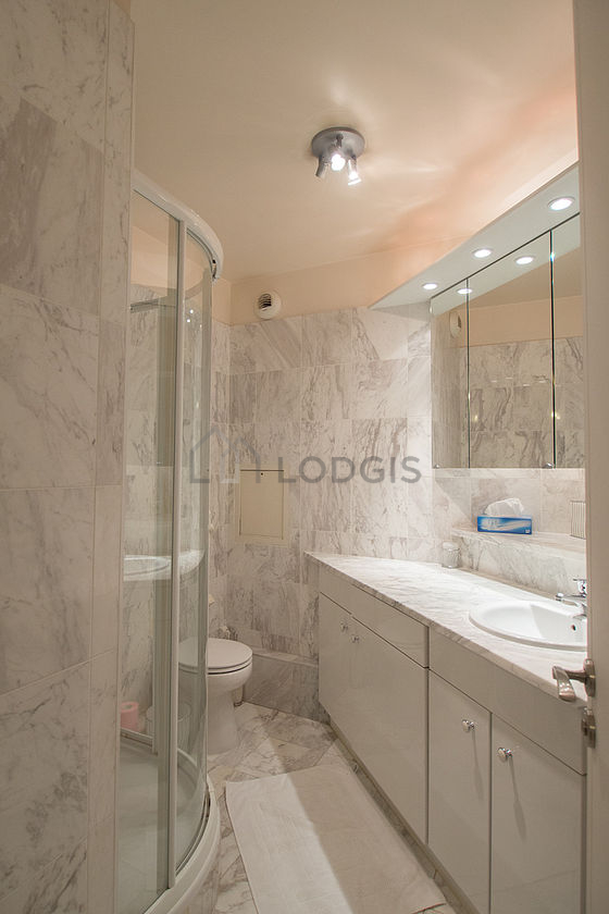 Salle de bain équipée de serviettes de bain