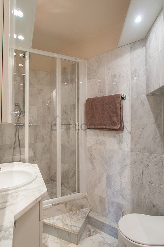 Belle salle de bain avec du carrelage au sol