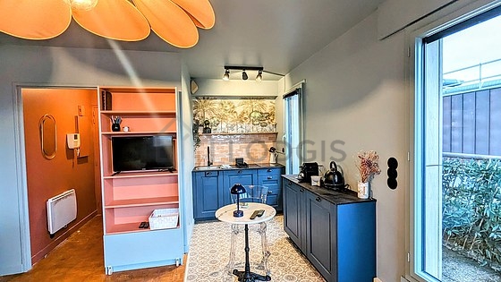 Cuisine équipée de plaques de cuisson, réfrigerateur, freezer, hotte