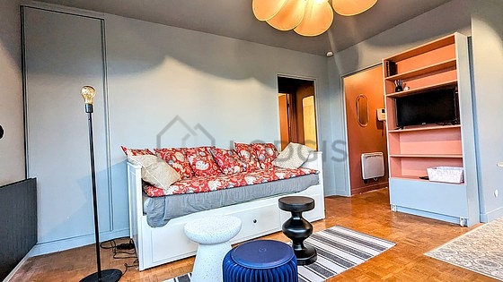 Séjour avec fenêtres double vitrage et balcon
