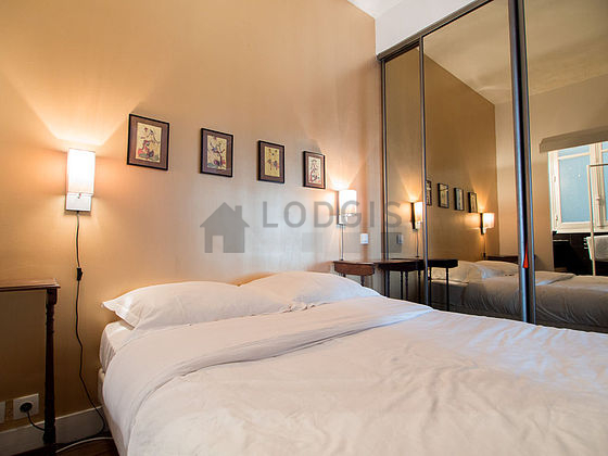 Chambre avec fenêtres
