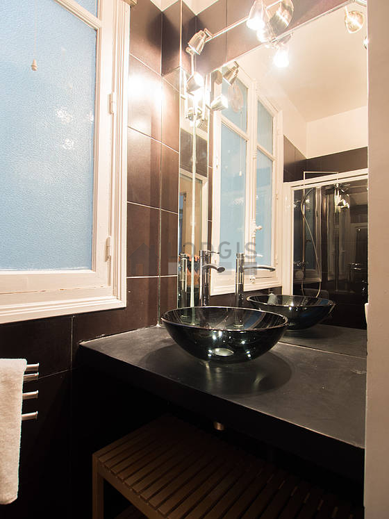 Salle de bain avec fenêtres et du parquet au sol