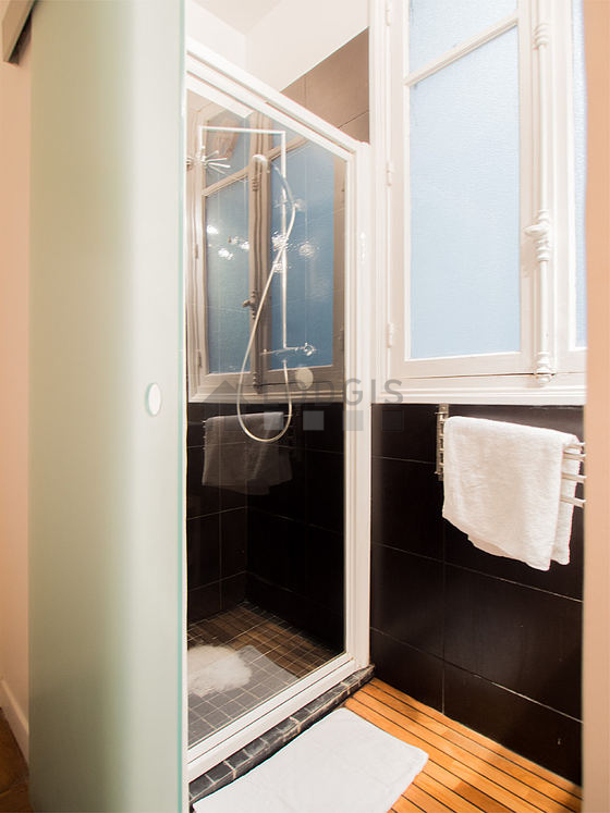 Salle de bain équipée de douche séparée, sèche cheveux