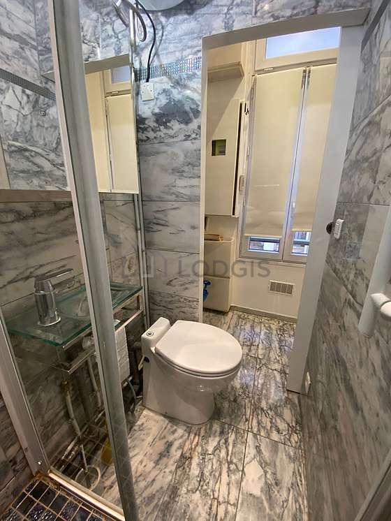 Bathroom equipped with bath towels